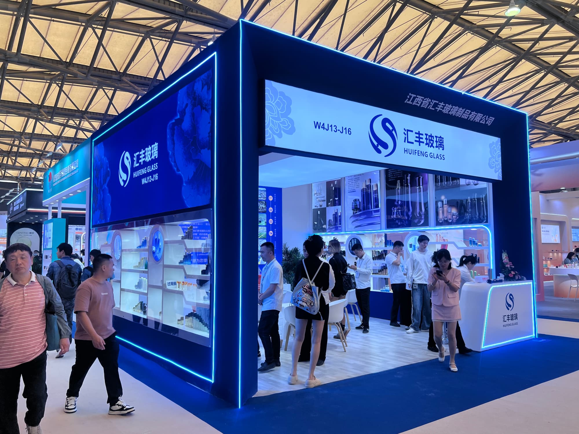 上海美博會特裝展臺：簡約高級感的實現方式